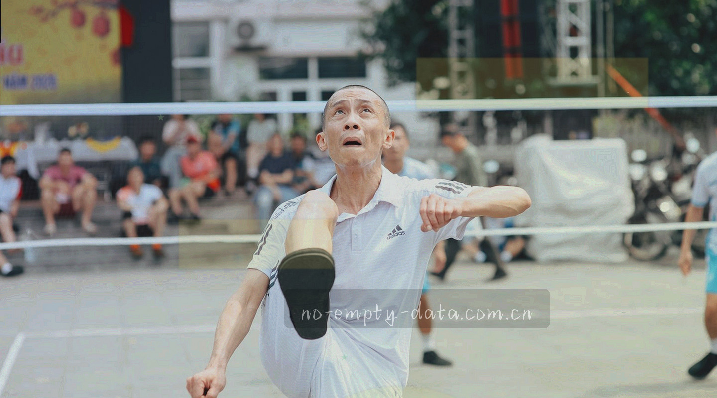 动态数据流中的赛场轮廓，光影交织体现实时赛事氛围